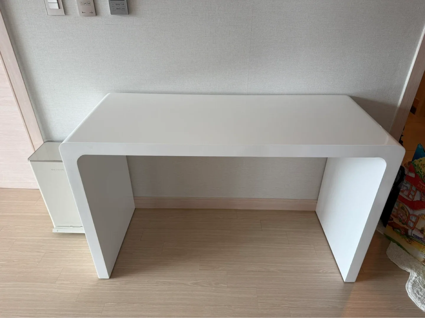 모던한 디자인 화이트 책상