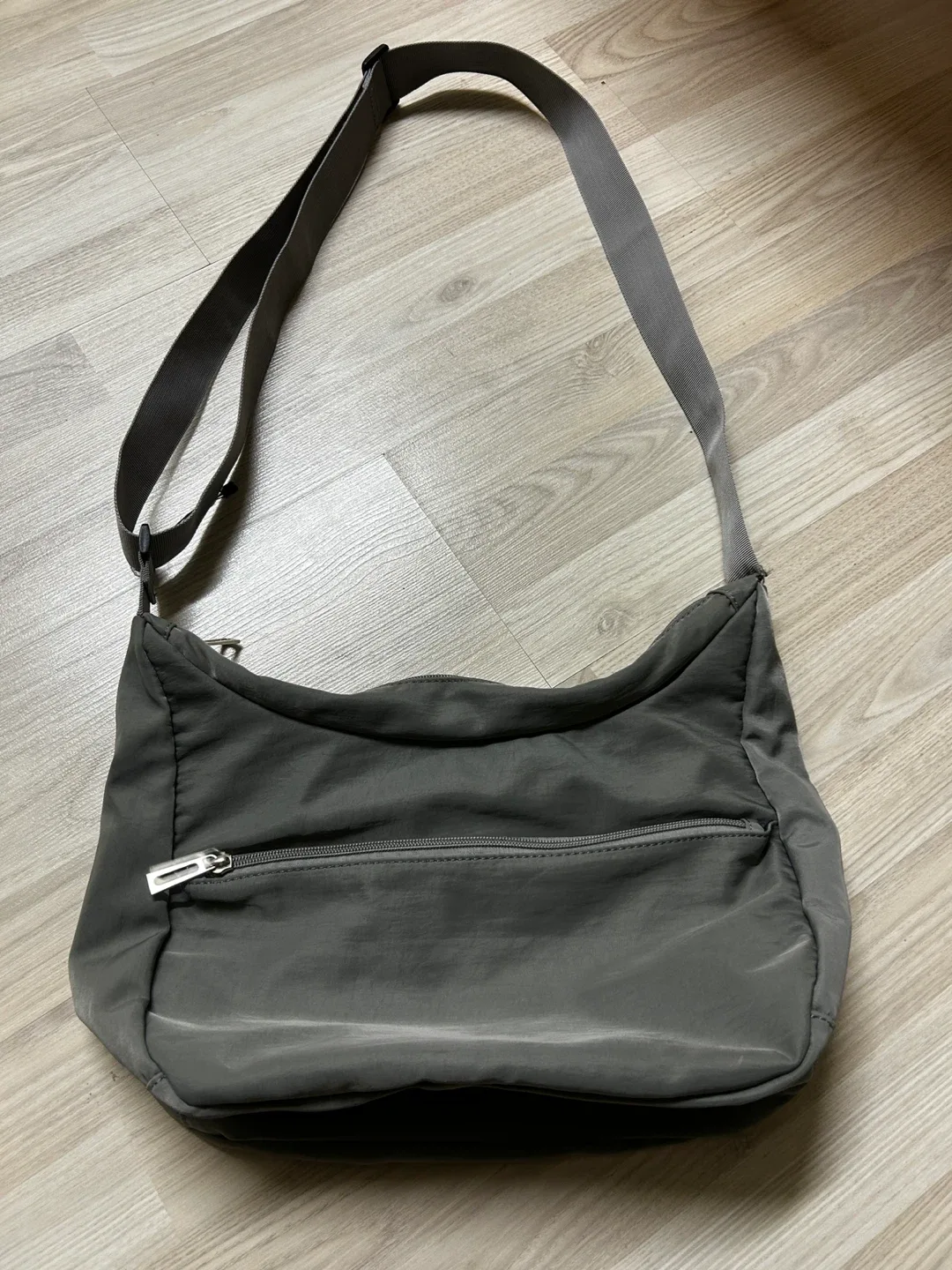 그레이 숄더백