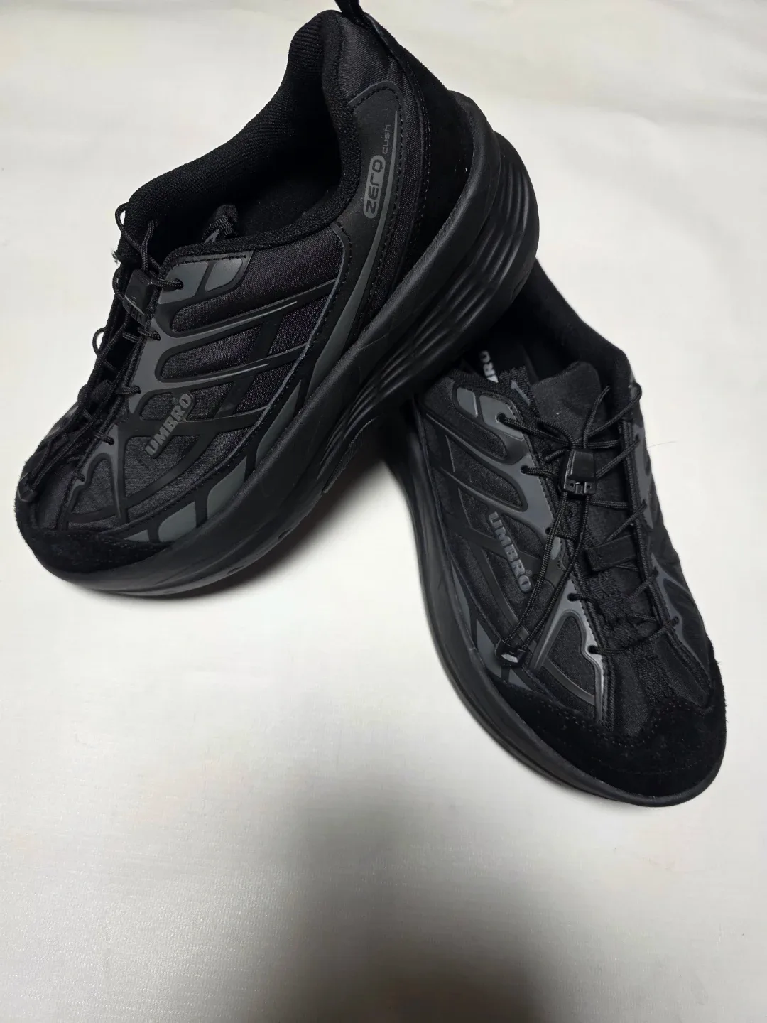 1회실착 엄브로 운동화 올블랙 제로런 265mm