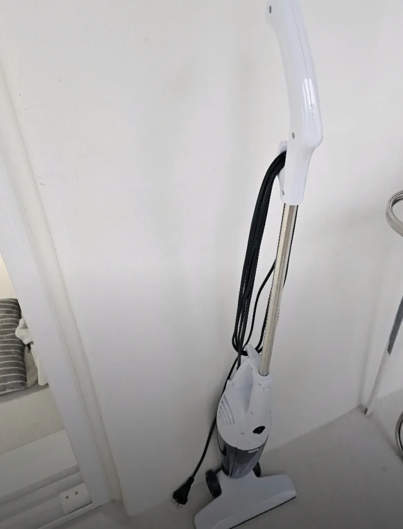 홈플레닛 깔끔한 화이트 유선 스틱 청소기