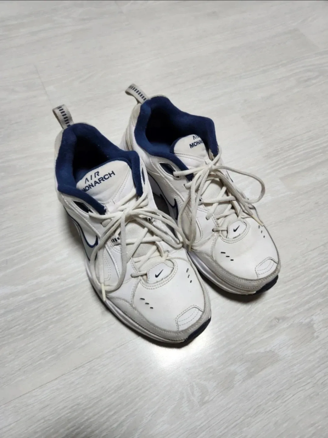 나이키 에어 모나크 IV 흰색 운동화