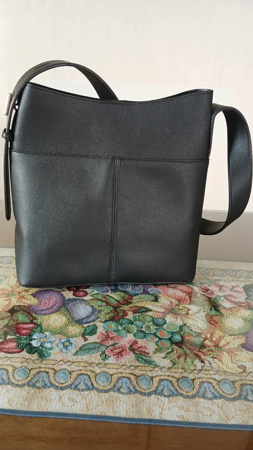 모던한 블랙 가죽 숄더백