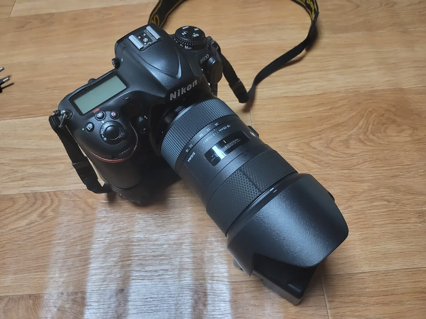 니콘 D500 DSLR + 시그마 18-35mm 렌즈