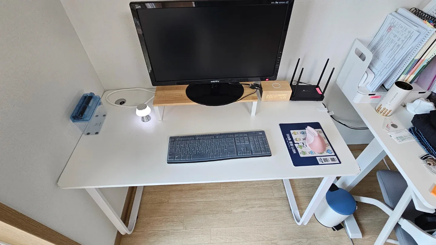 깔끔한 화이트 컴퓨터 책상