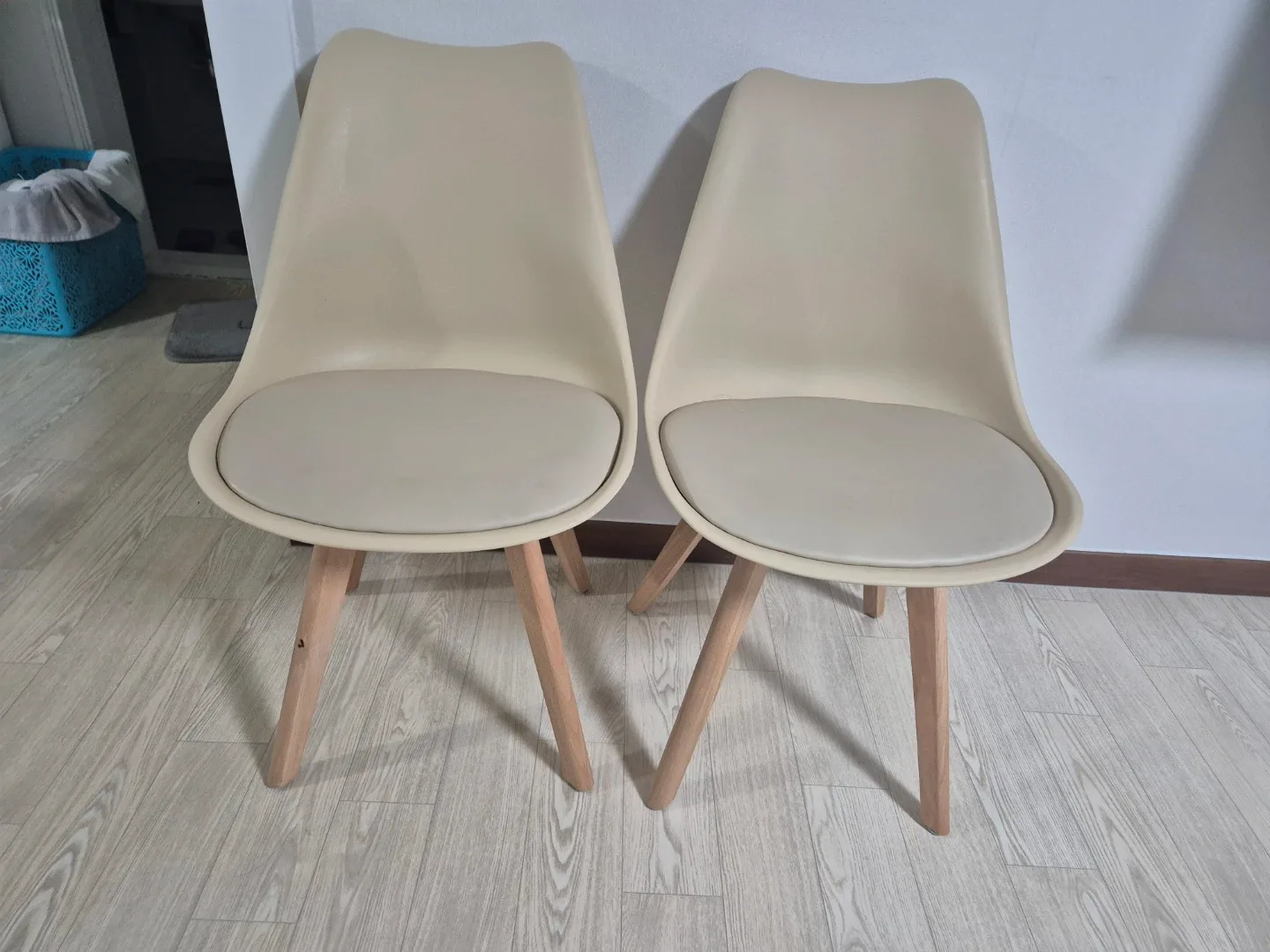 베이지색 에펠 의자 2개