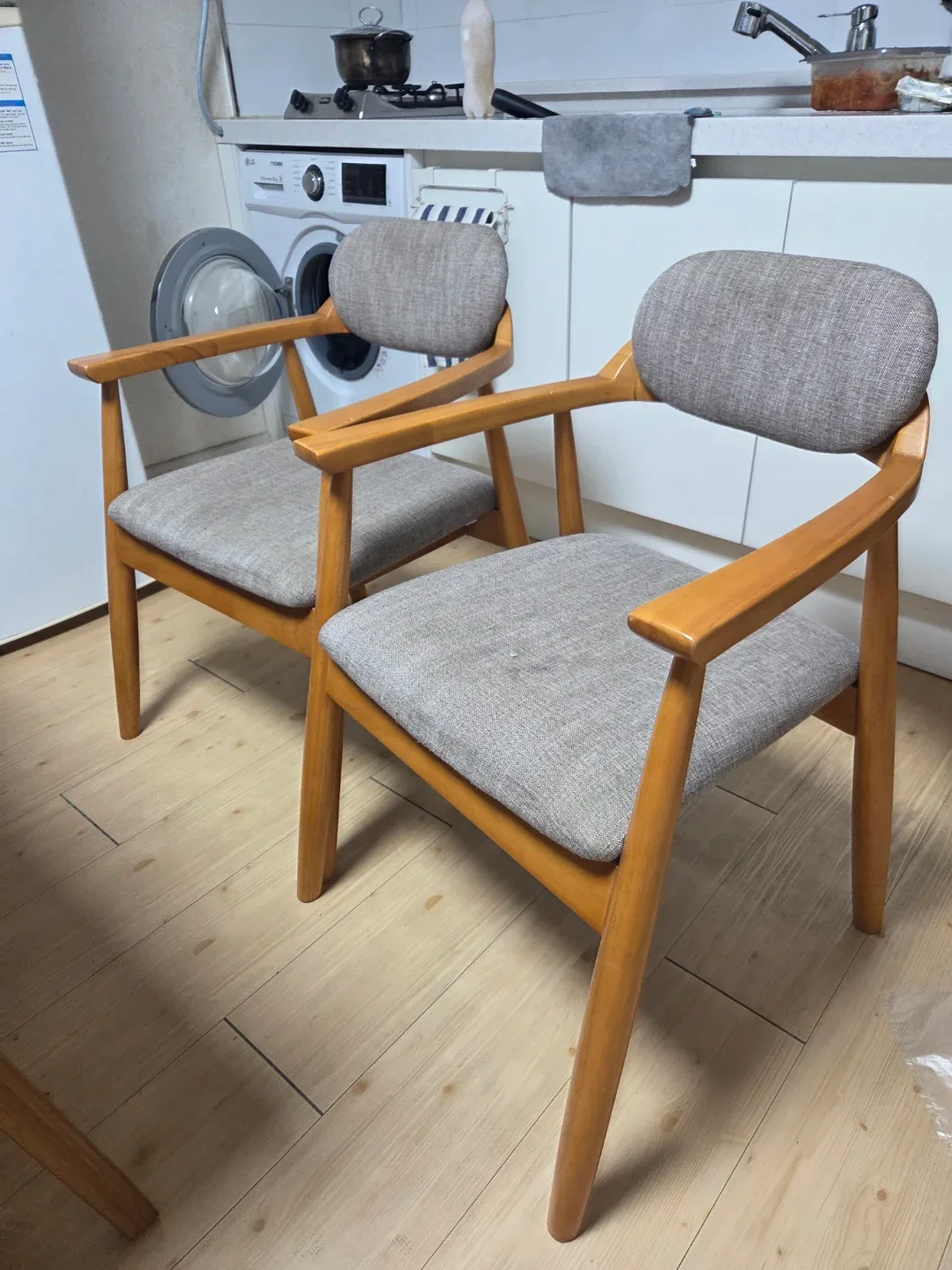 원목 팔걸이 의자 2개