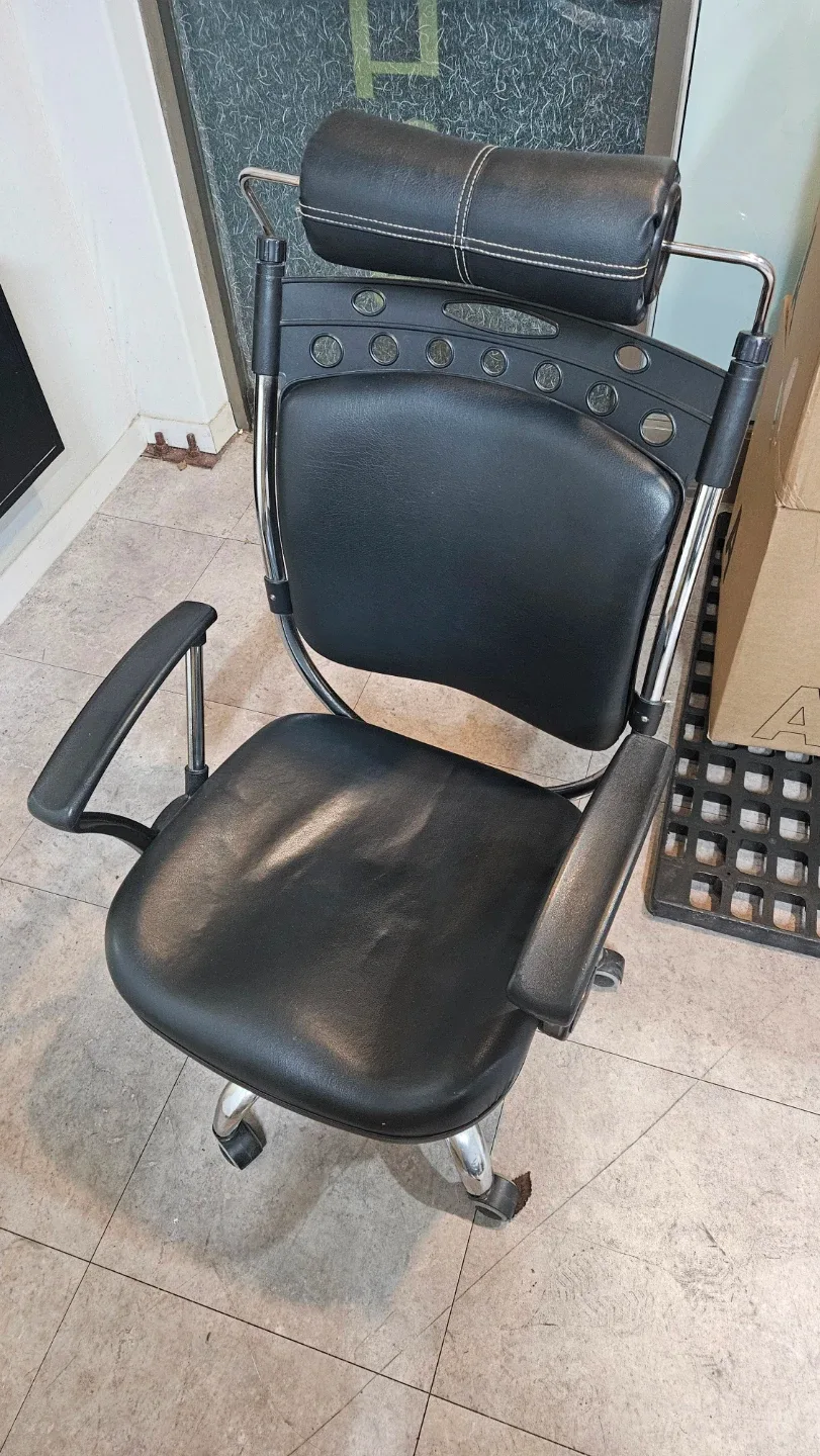 검정 가죽 사무용 의자