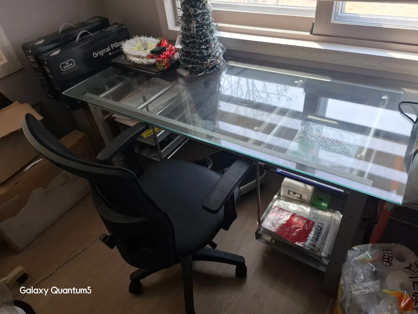 튼튼한 유리 상판 책상과 편안한 의자 세트 팝니다