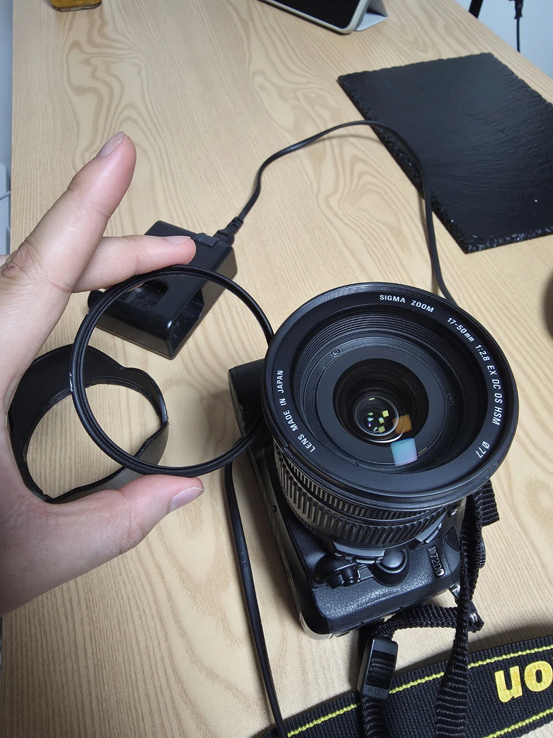 니콘 D7200 카메라와 시그마 17-50mm F2.8 EX DC OS HSM 렌즈 세트