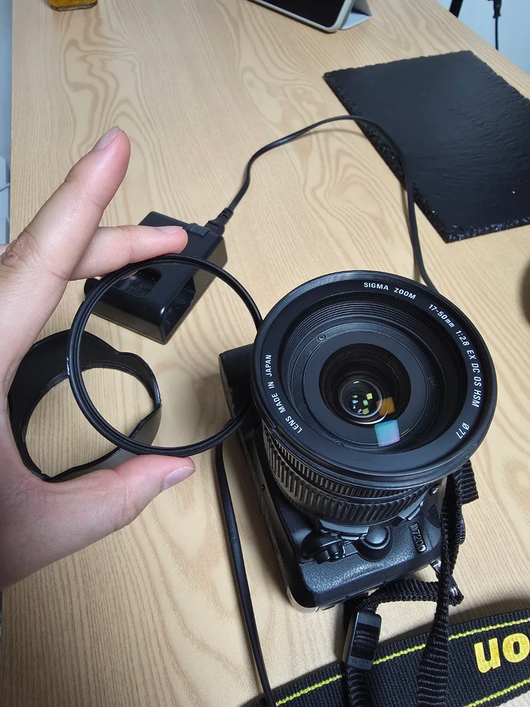 니콘 D7200 카메라와 시그마 17-50mm F2.8 EX DC OS HSM 렌즈 세트