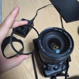 니콘 D7200 카메라와 시그마 17-50mm F2.8 EX DC OS HSM 렌즈 세트