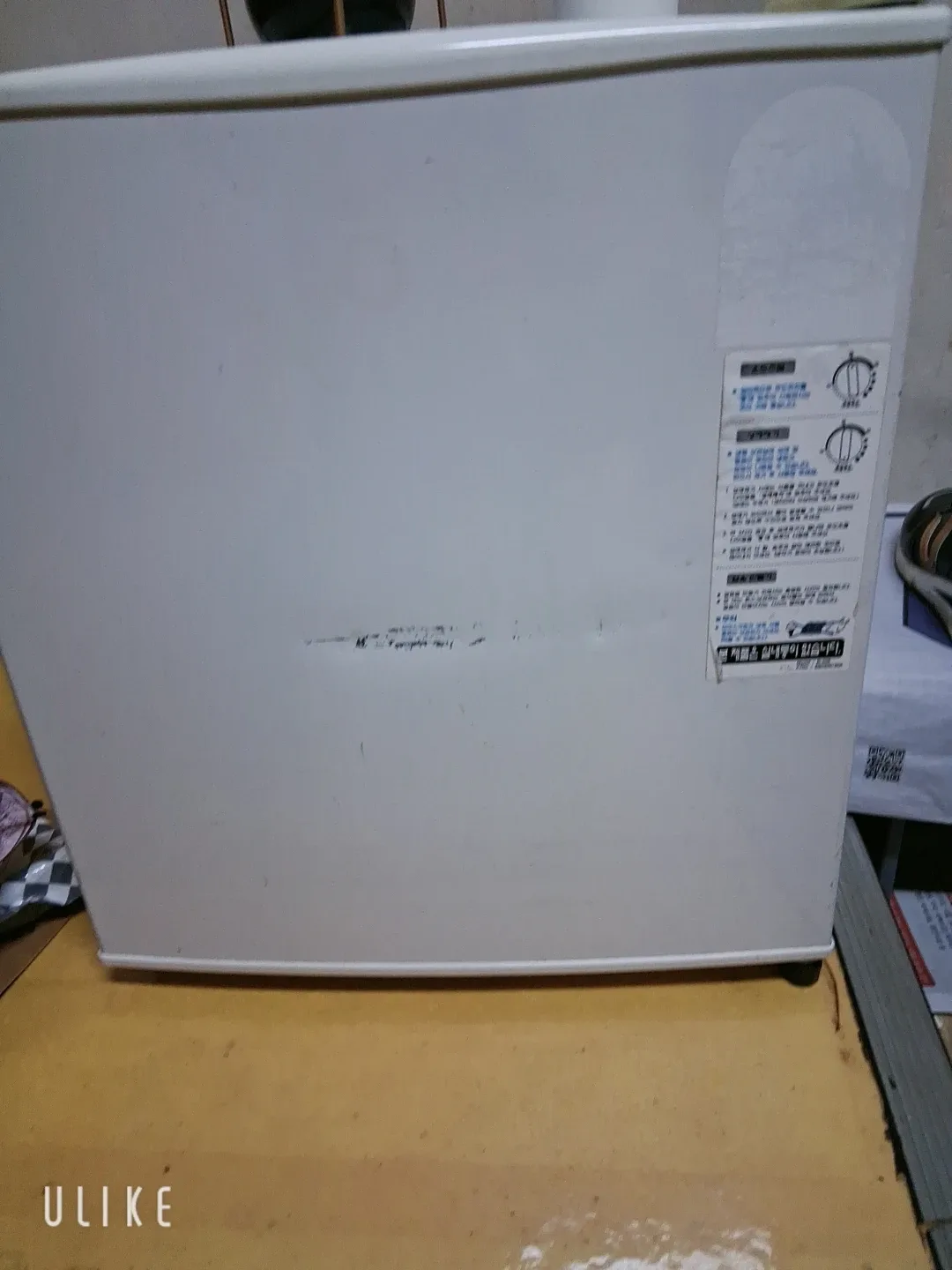 매력적인 화이트 소형 냉장고. 전자레인지. 커피포트