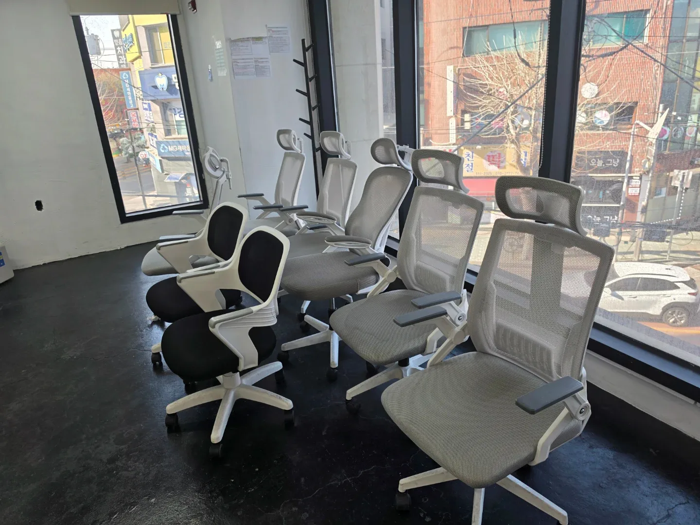 모던한 디자인의 사무용 의자