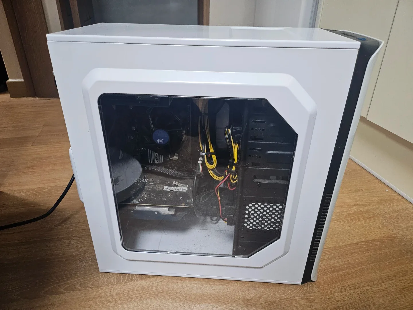 화이트 게이밍 PC 컴퓨터 본체 + 모니터 데스크탑