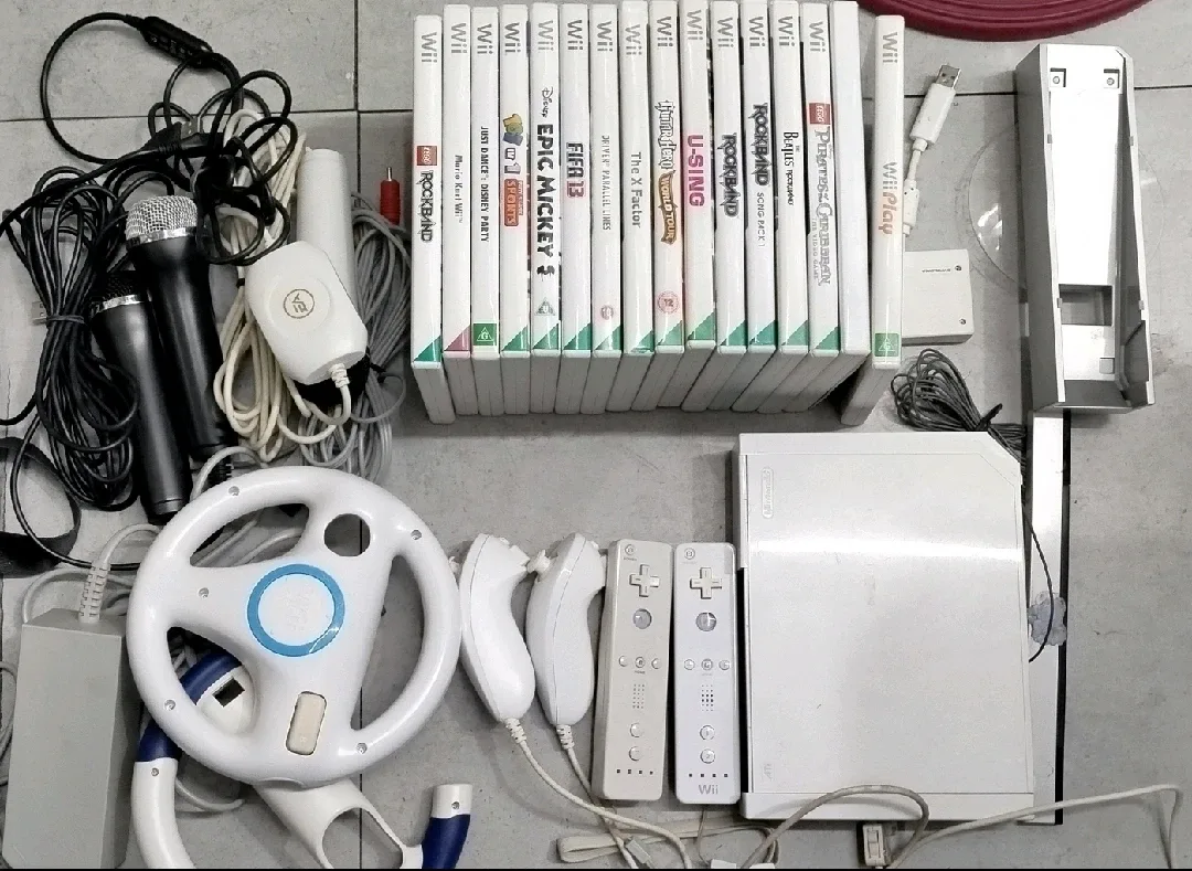닌텐도wii  이것저것 팝니다 게임16개, 드럼키트, 마이크, 핸들 등