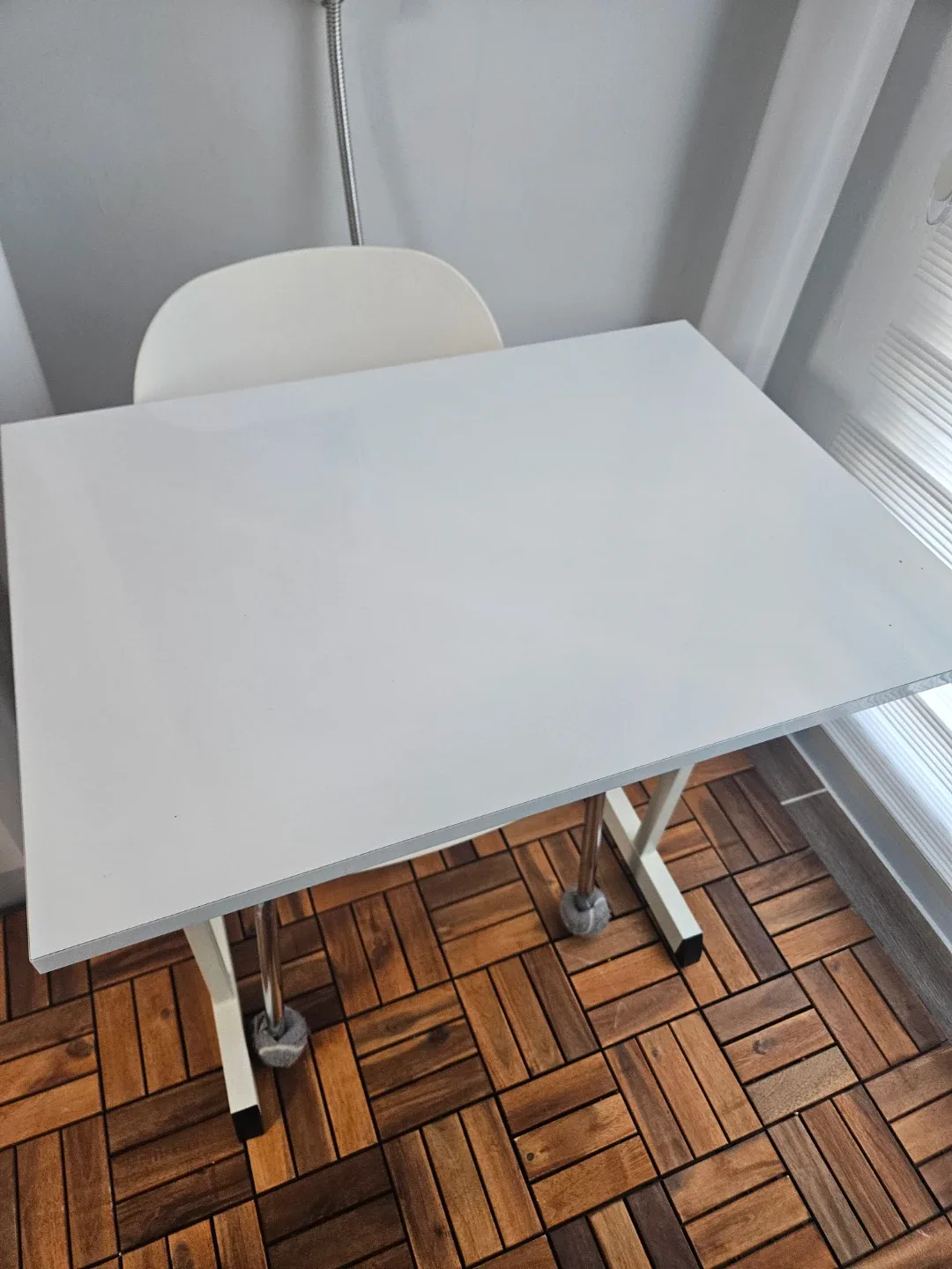 깔끔한 화이트 책상 및. 의자