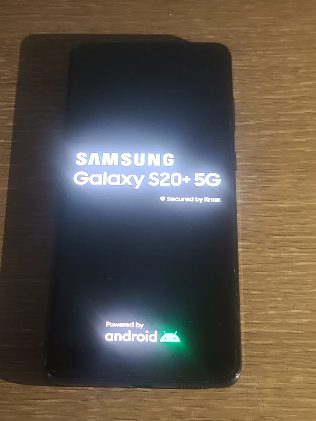 갤럭시 S20 플러스 스마트폰 팝니다. 상태 아주 좋음. 기스나 흠 없음.