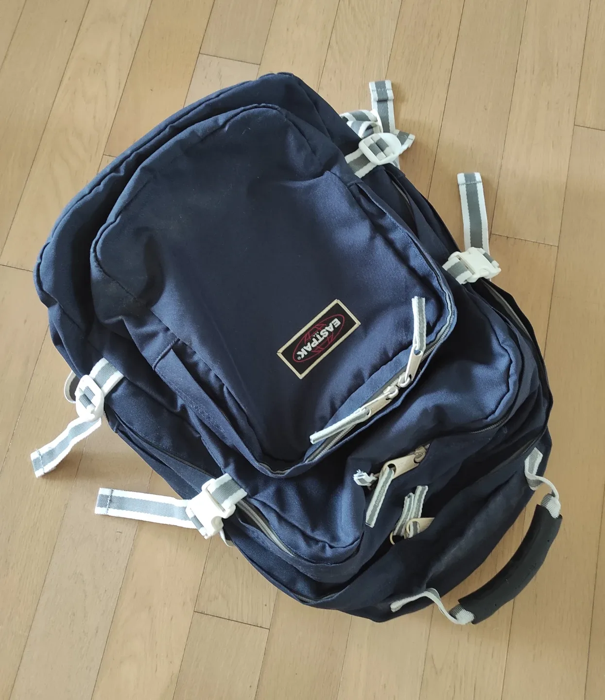 이스트팩 백팩 가방 (끈 부분 가죽 해짐)