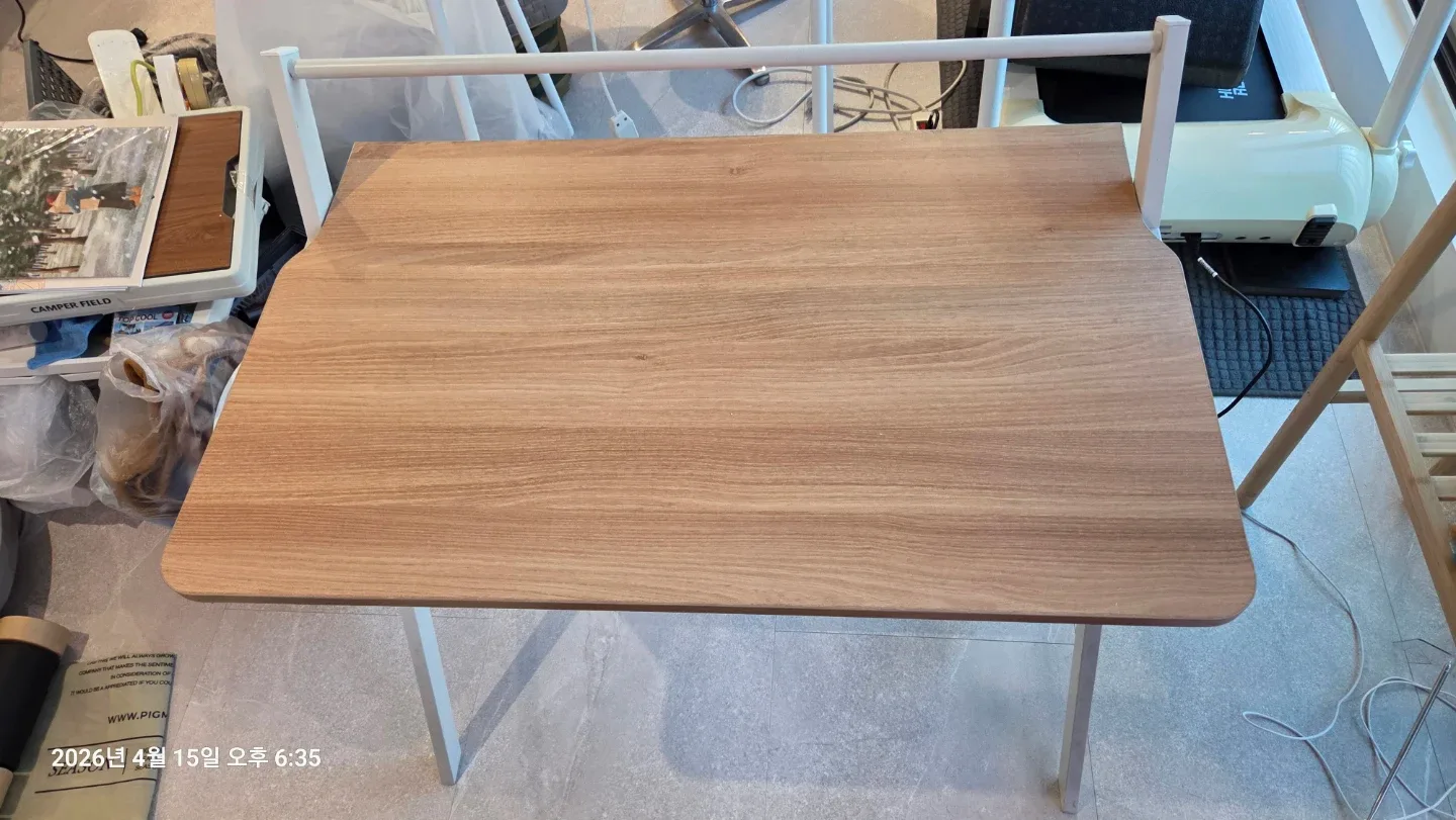 모던한 우드 상판 책상