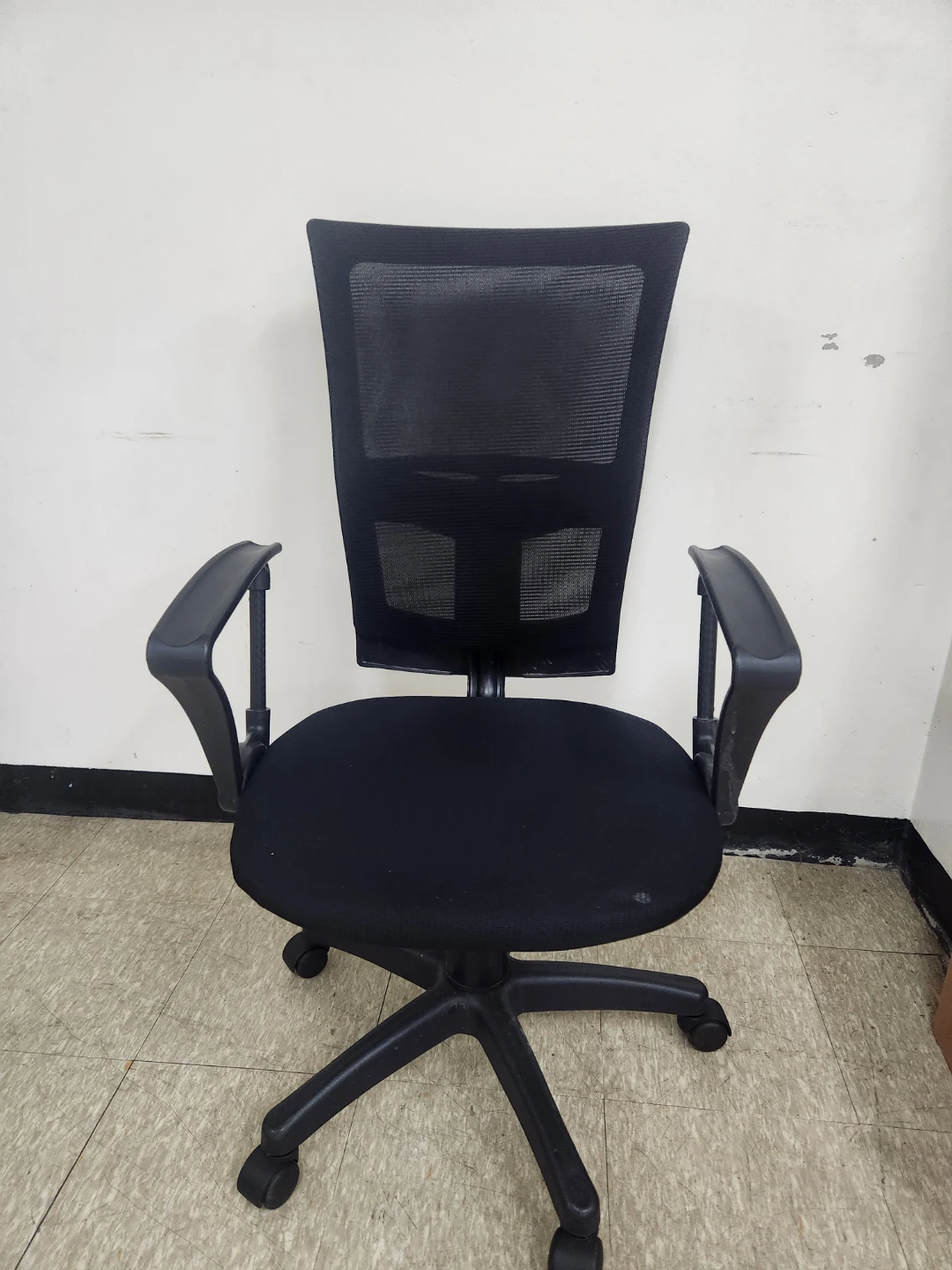 블랙 메쉬 팔걸이 의자