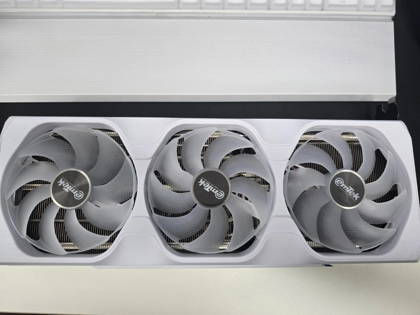 지포스 5070ti 미라클 화이트 16gb 팝니다