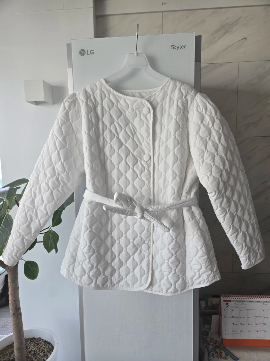 화이트 퀼팅 자켓 (벨트 포함)