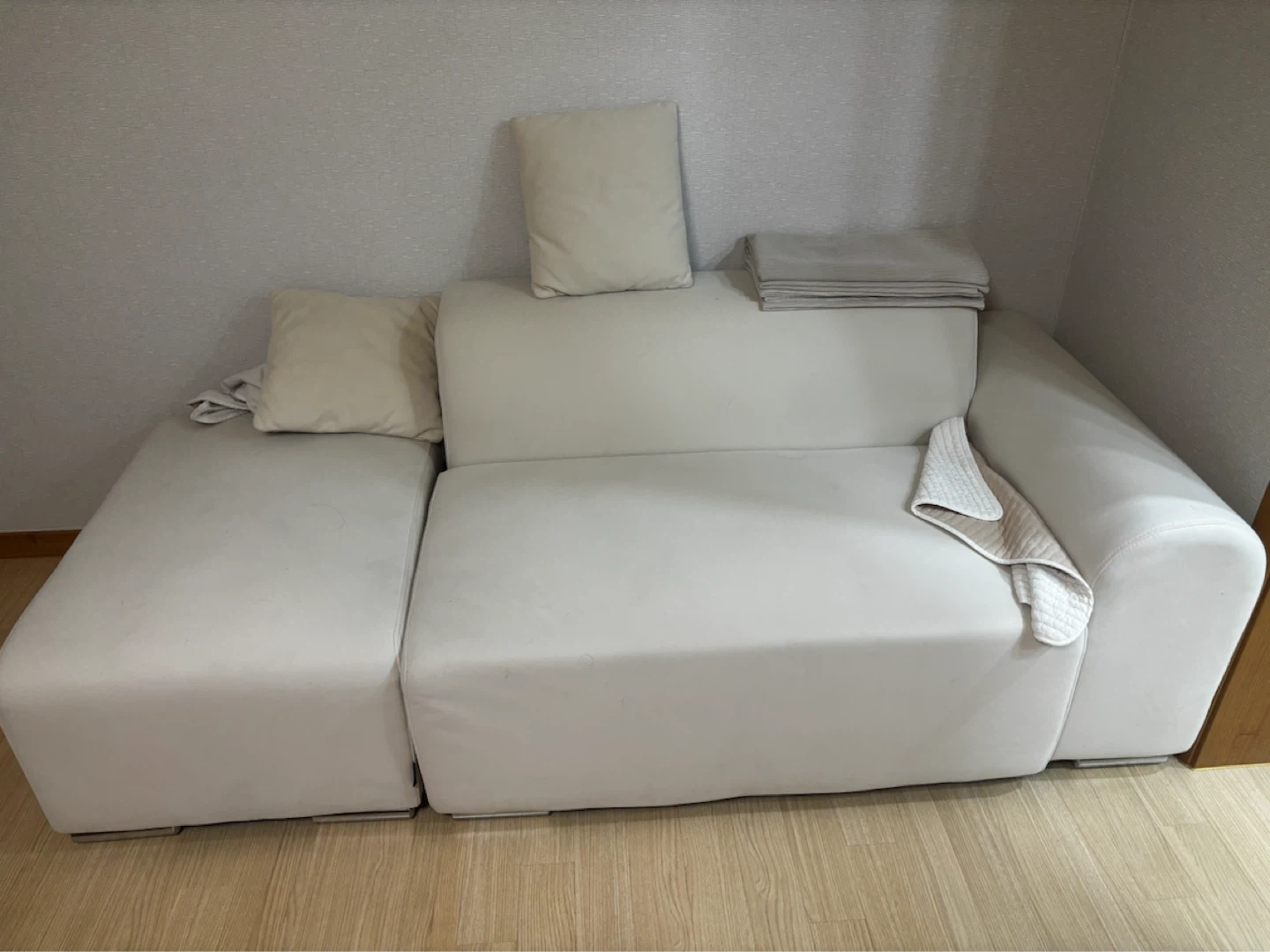 모던한 아이보리 3인용 패브릭 소파