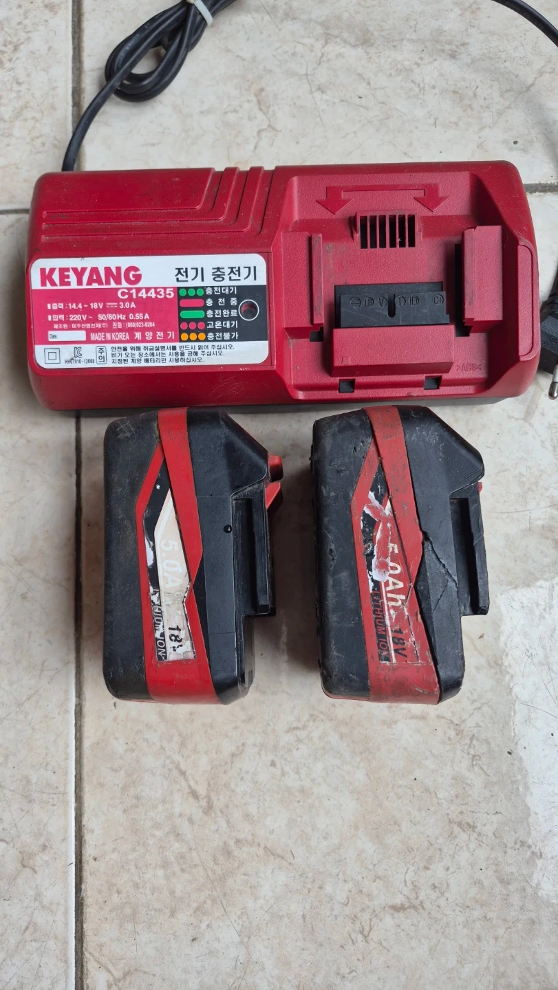 계양 CT4435 전기 충전기 + 18V 배터리 2개