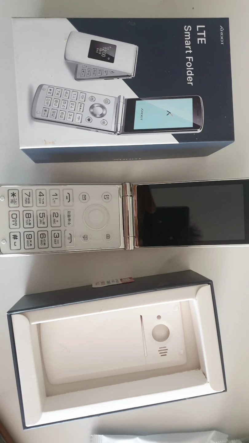 에이루트 A1 스마트 폴더폰 화이트