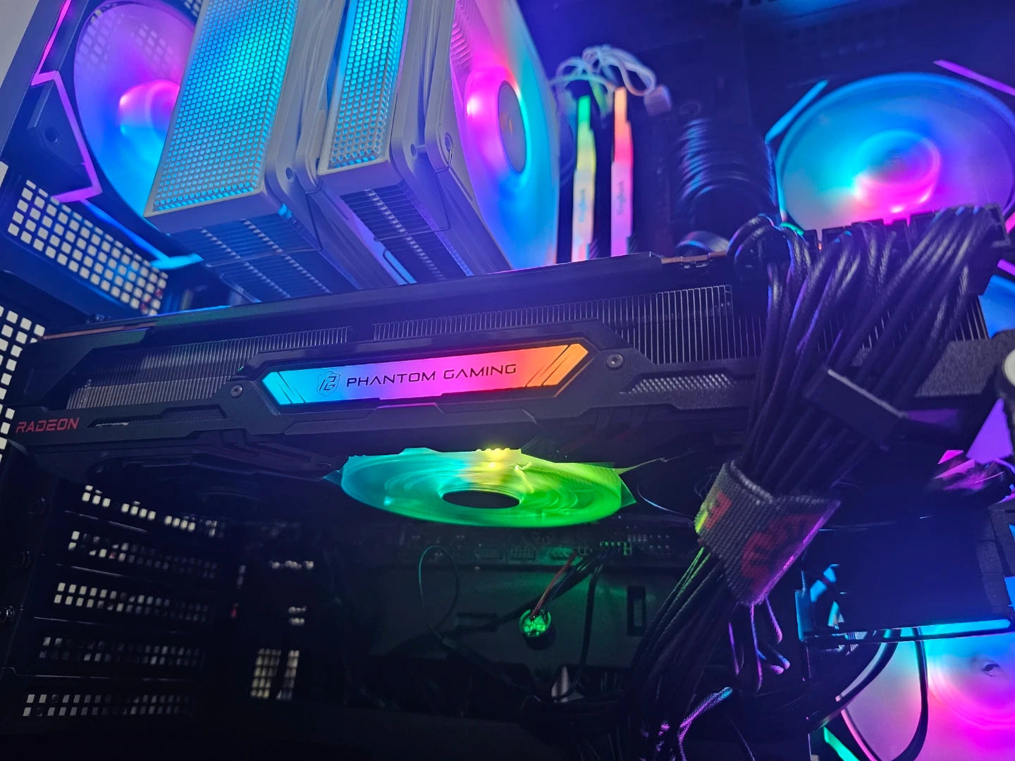 ASRock 라데온 RX 6800 XT 팬텀 게이밍