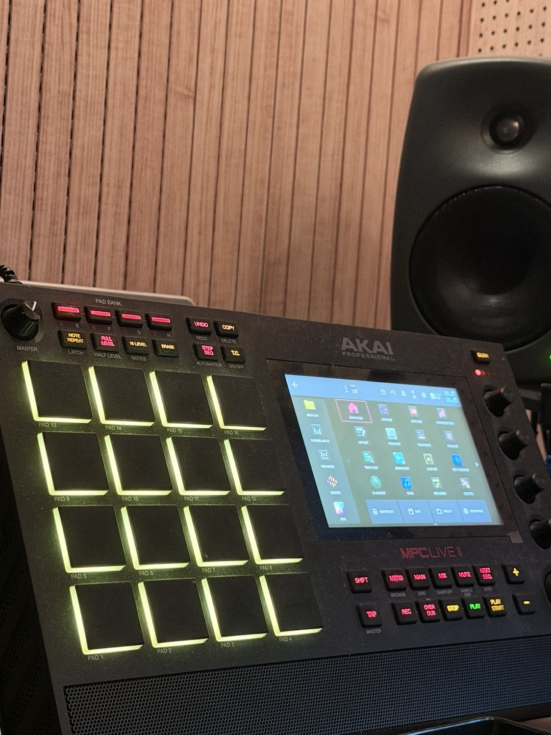 AKAI MPC LIVE II 컨트롤러 + 전용 케이스