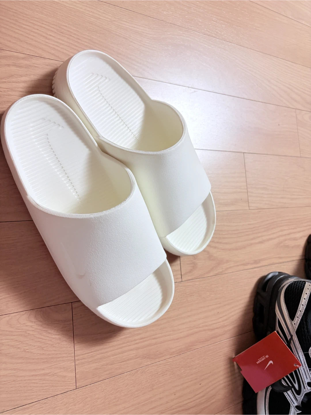 나이키 캄 슬리퍼 화이트