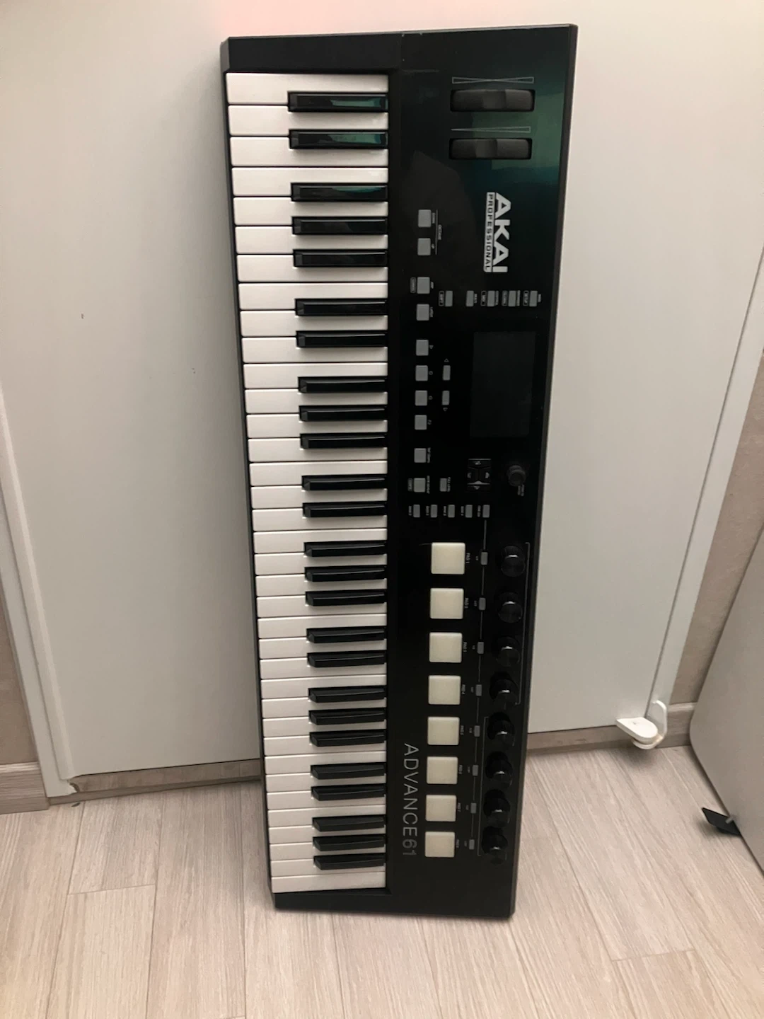 AKAI ADVANCE 61 키보드