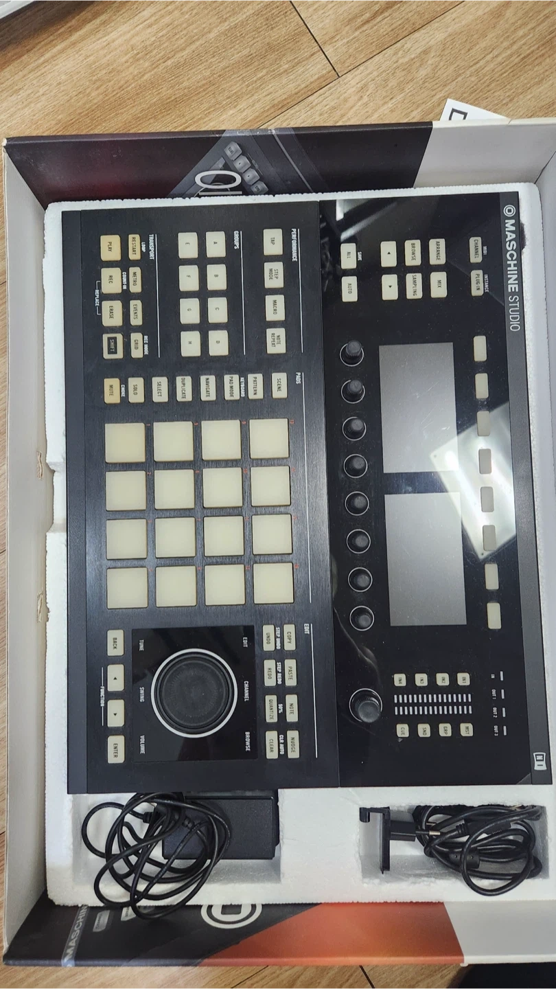 NI Maschine Studio 드럼패드 드럼머신 샘플러