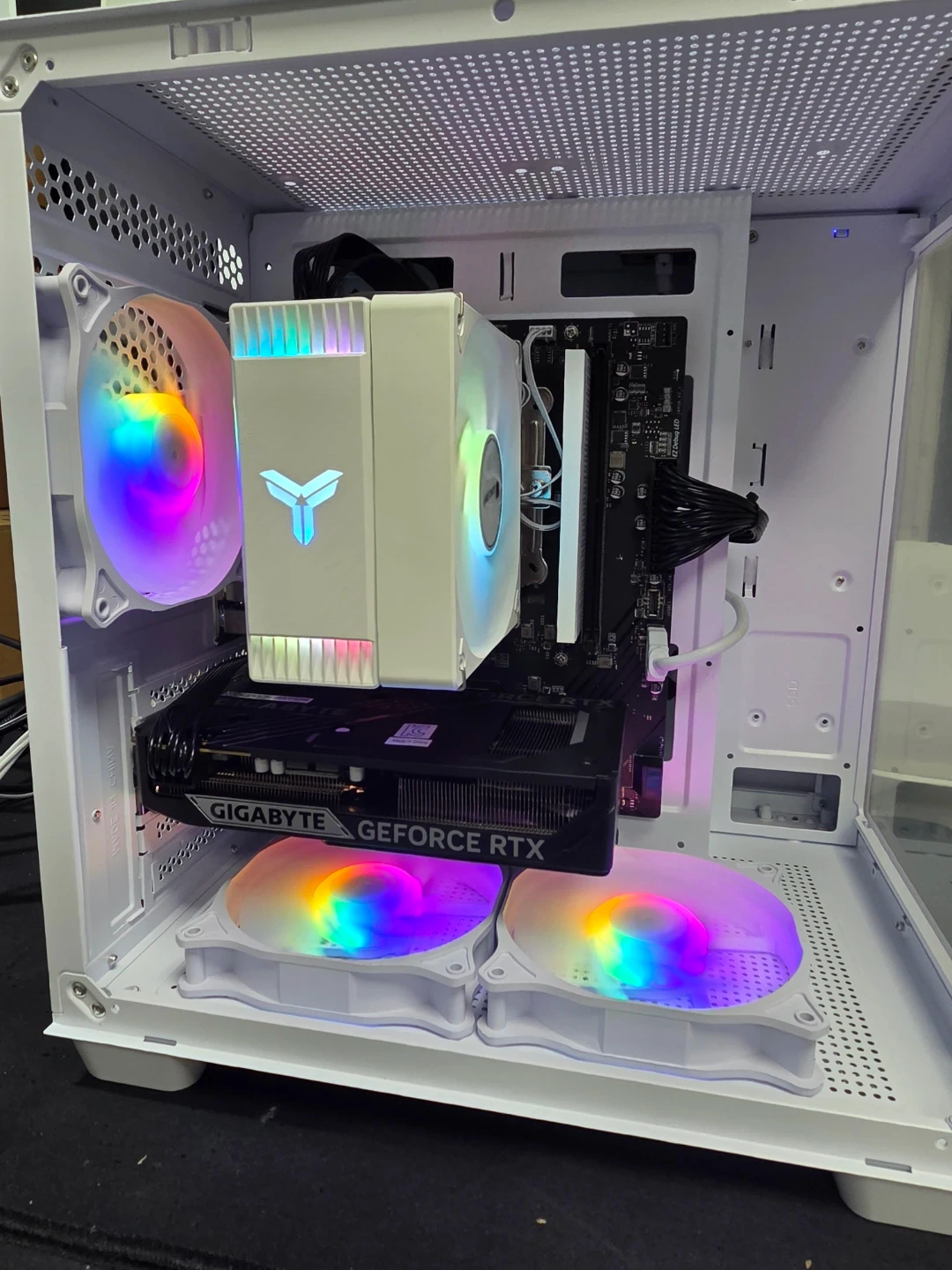 AMD RYZEN 7500F, RTX5060 게이밍 컴퓨터