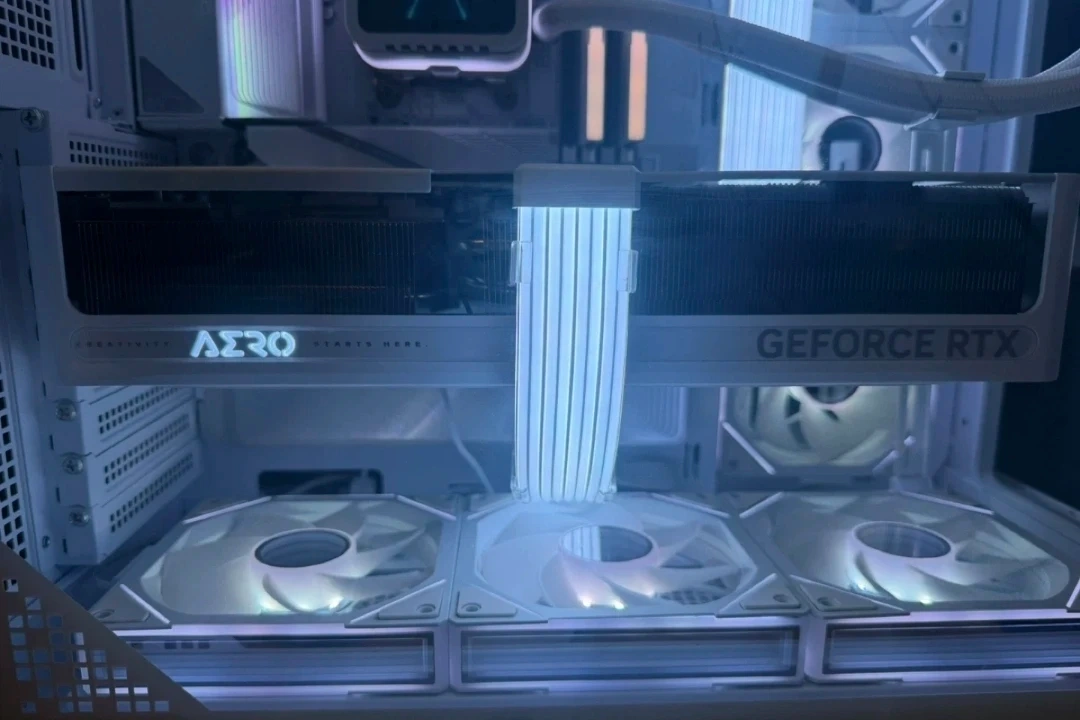 기가바이트 RTX 5070 Ti AERO 화이트