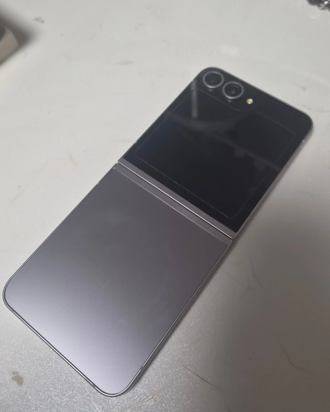 갤럭시 Z플립6 실버 256GB 저렴하게 판매합니다.