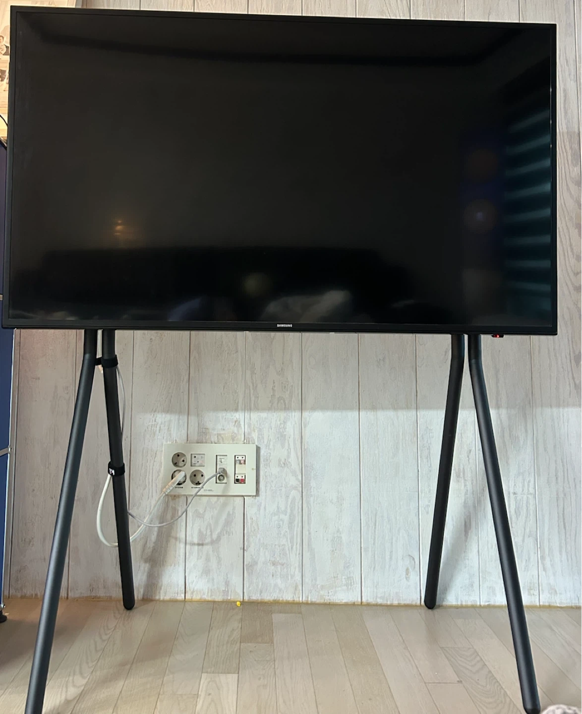삼성 50인치 UHD 스마트tv(스탠드 포함)