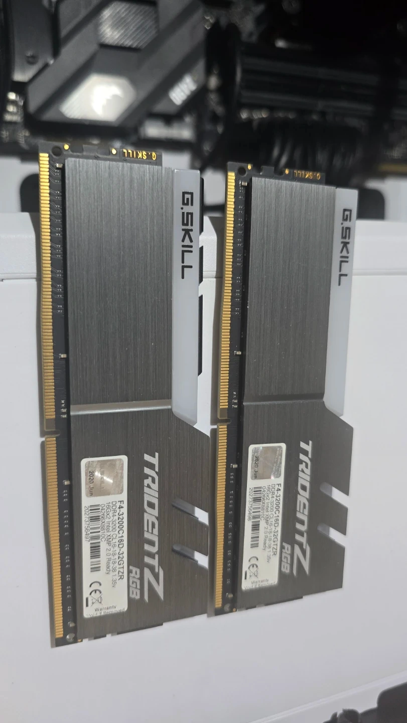 G.SKILL DDR4-3200 CL16 TRIDENT Z RGB 32GB(16*2)