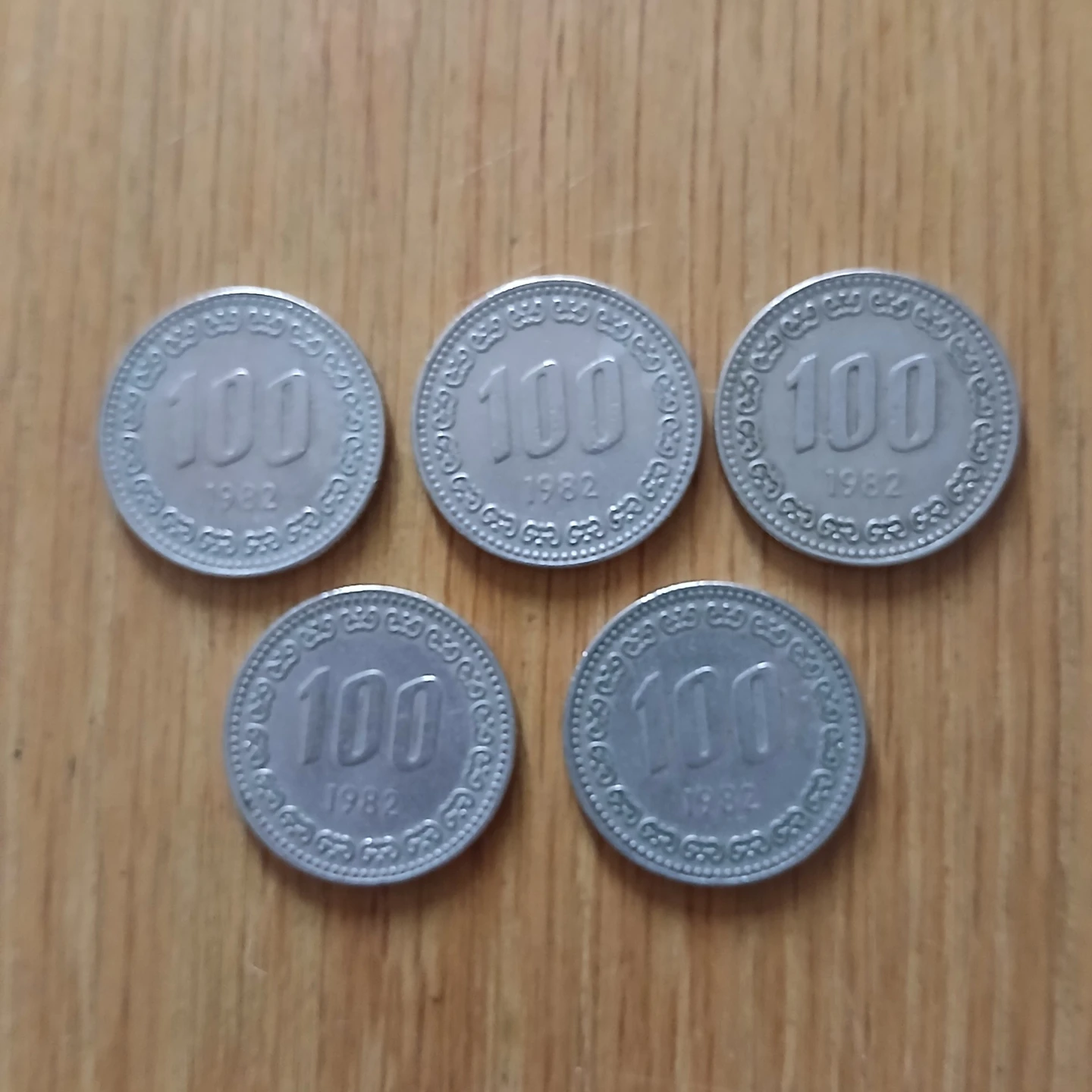 1982년 100원 동전 5개 | 취미/게임/음반 | 당근 중고거래