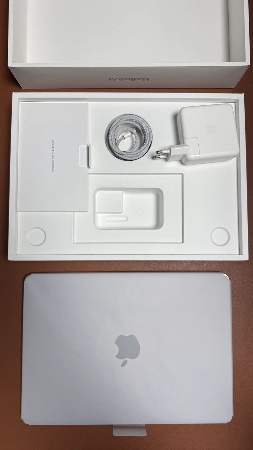 맥북에어 M2 13인치 / 램 8GB / SSD 256GB / 스페이스 그레이