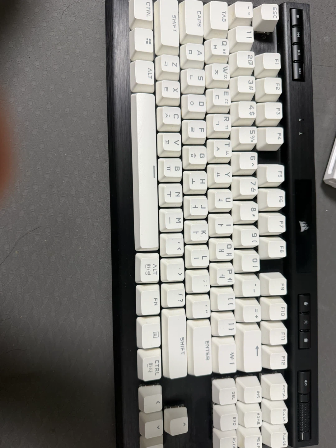 커세어 K70 tkl기계식 키보드 (키캡만 바꾼거)