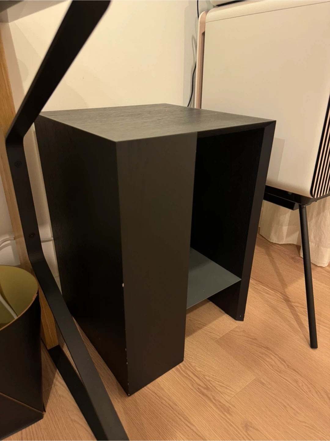 잭슨카멜레온 Kante side table