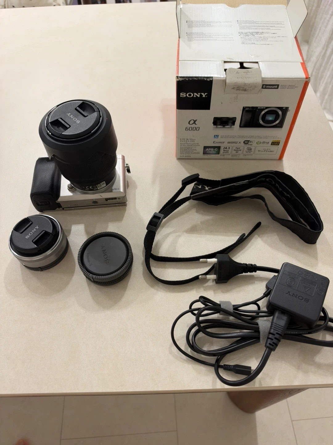 소니 a6000 바디 & 줌렌즈 SEL2870 & 단렌즈 SEL16F28