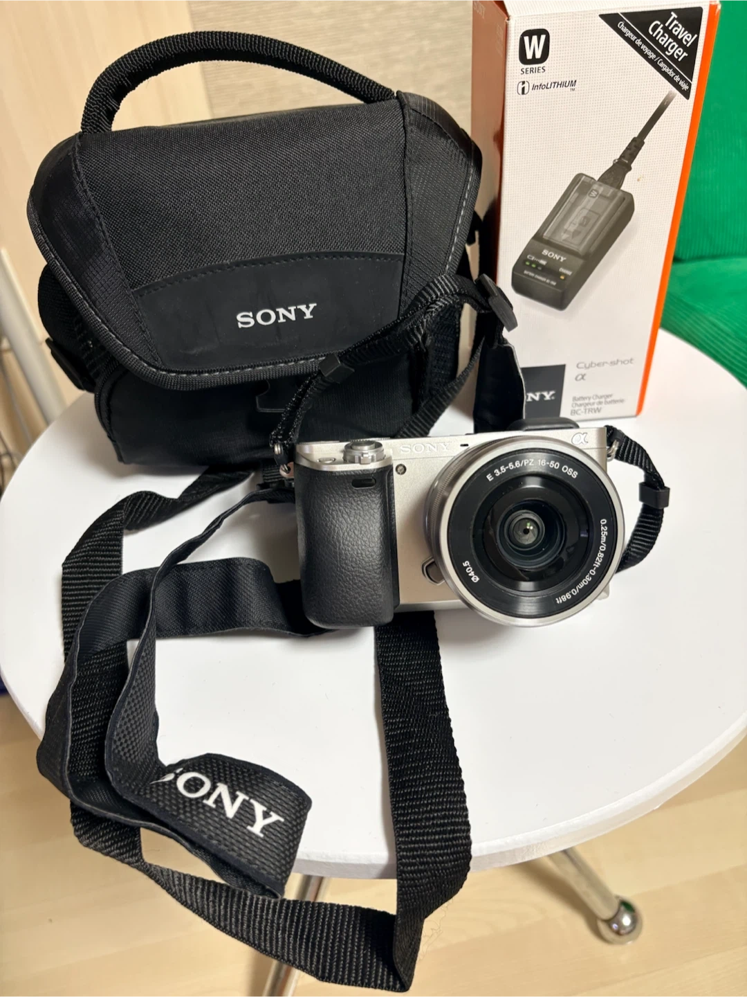 소니 A6000 실버 미러리스 카메라