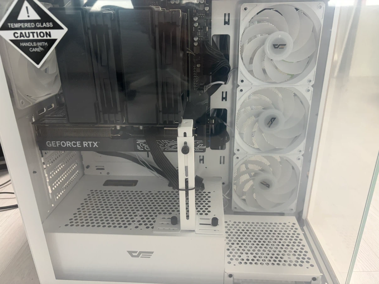 RTX5070 고사양 게이밍 컴퓨터 본체 판매합니다 ( 중소기업 벤큐 모니터 원하시면 같이 가져가세용 )