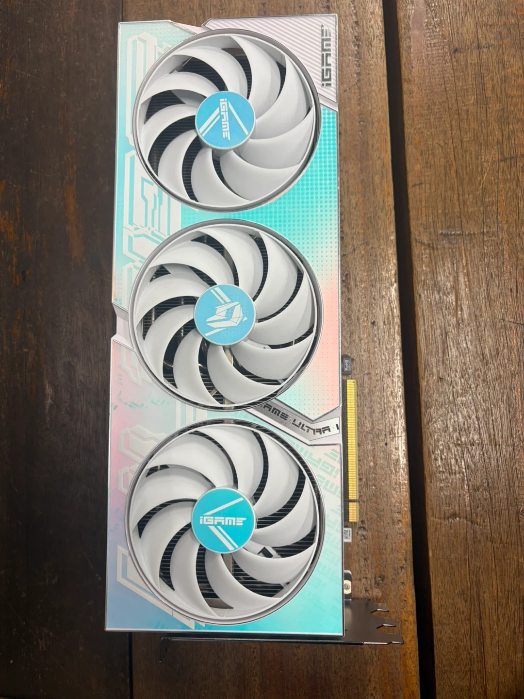 컬러풀 RTX 4070 TI SUPER ULTRA 16GB 화이트