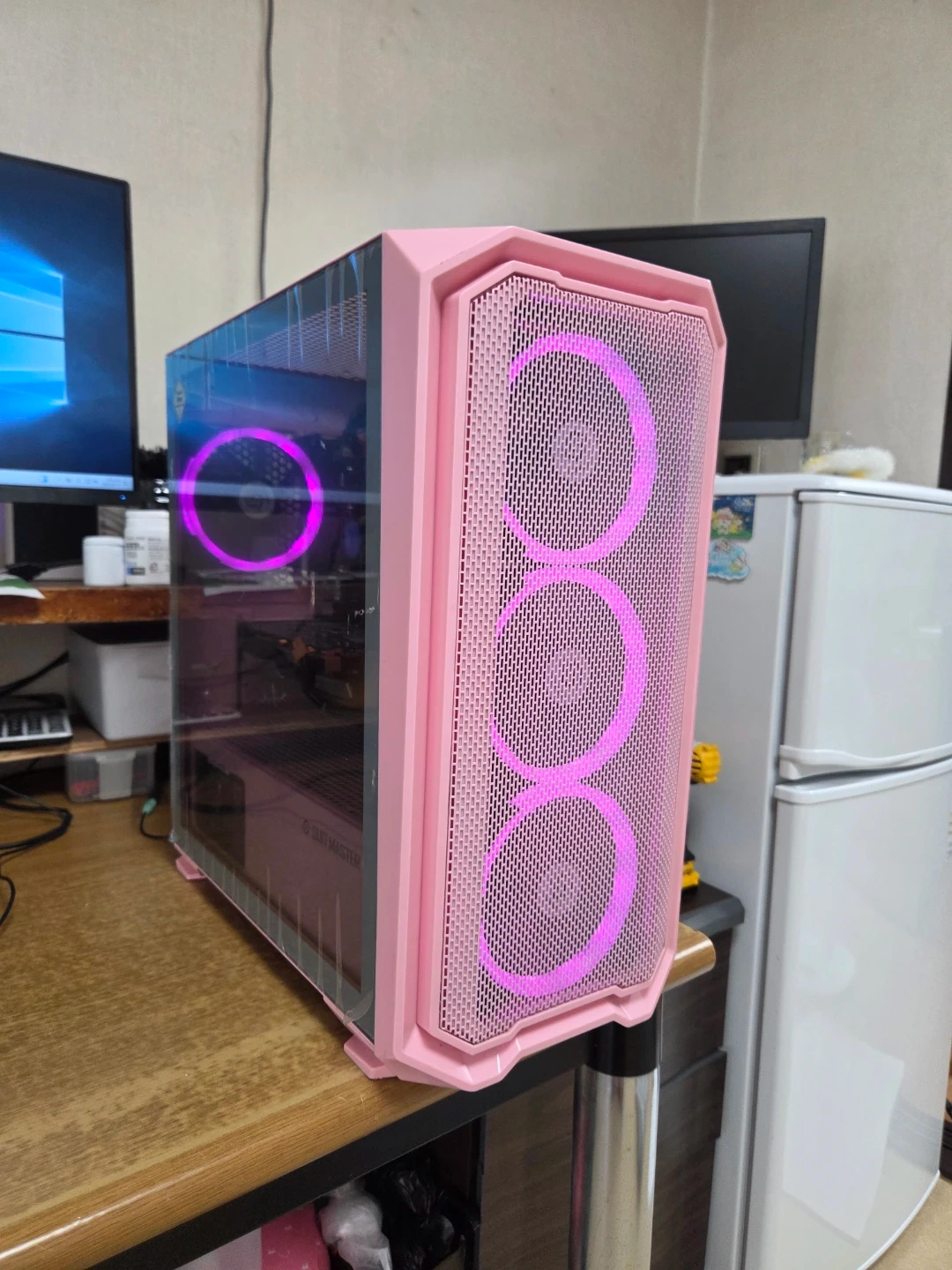 핑크색 컴퓨터 본체 (i5 9500, 16GB RAM)