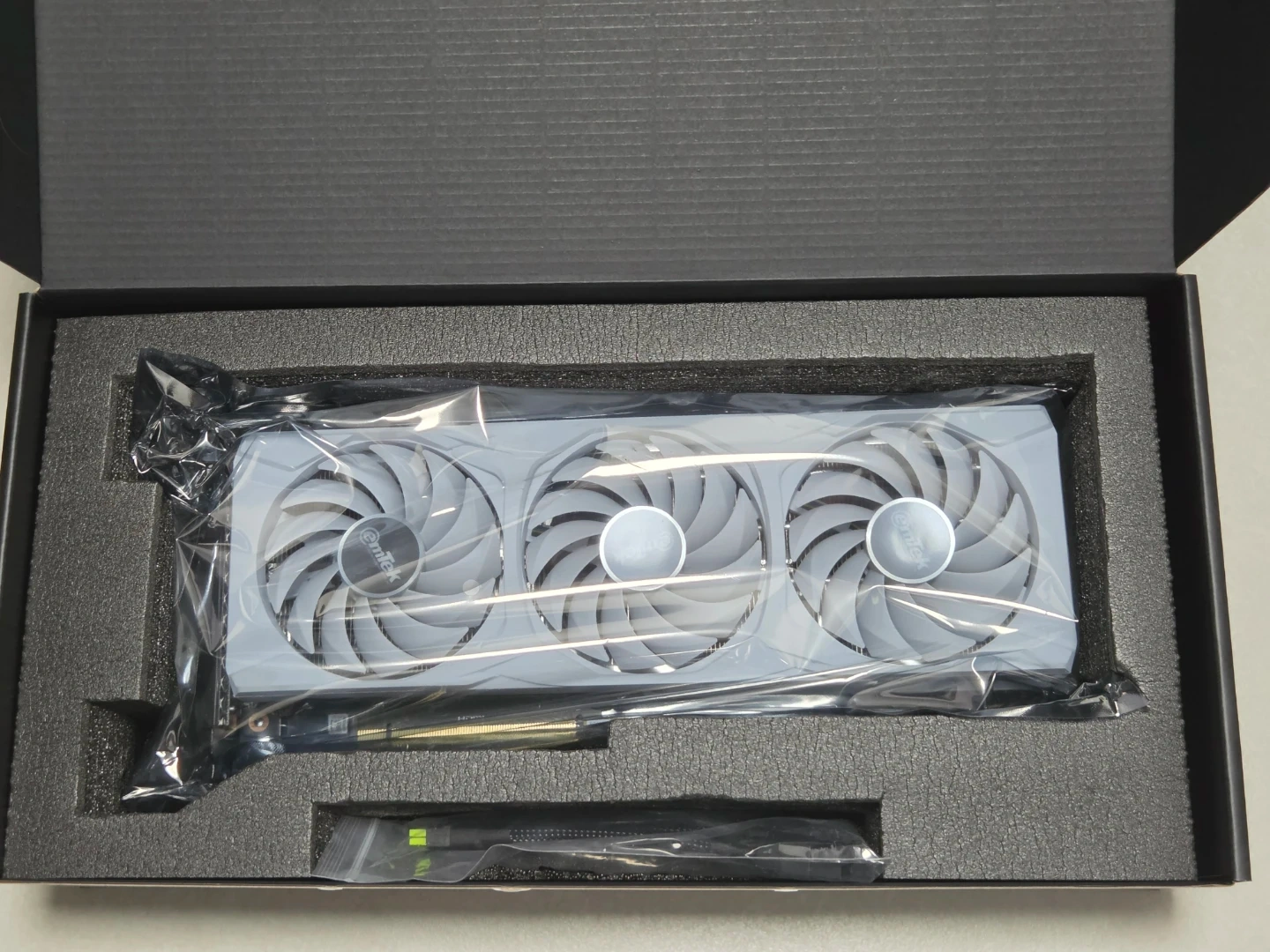 이엠텍 RTX 4070 SUPER MIRACLE X3 WHITE D6X 12GB