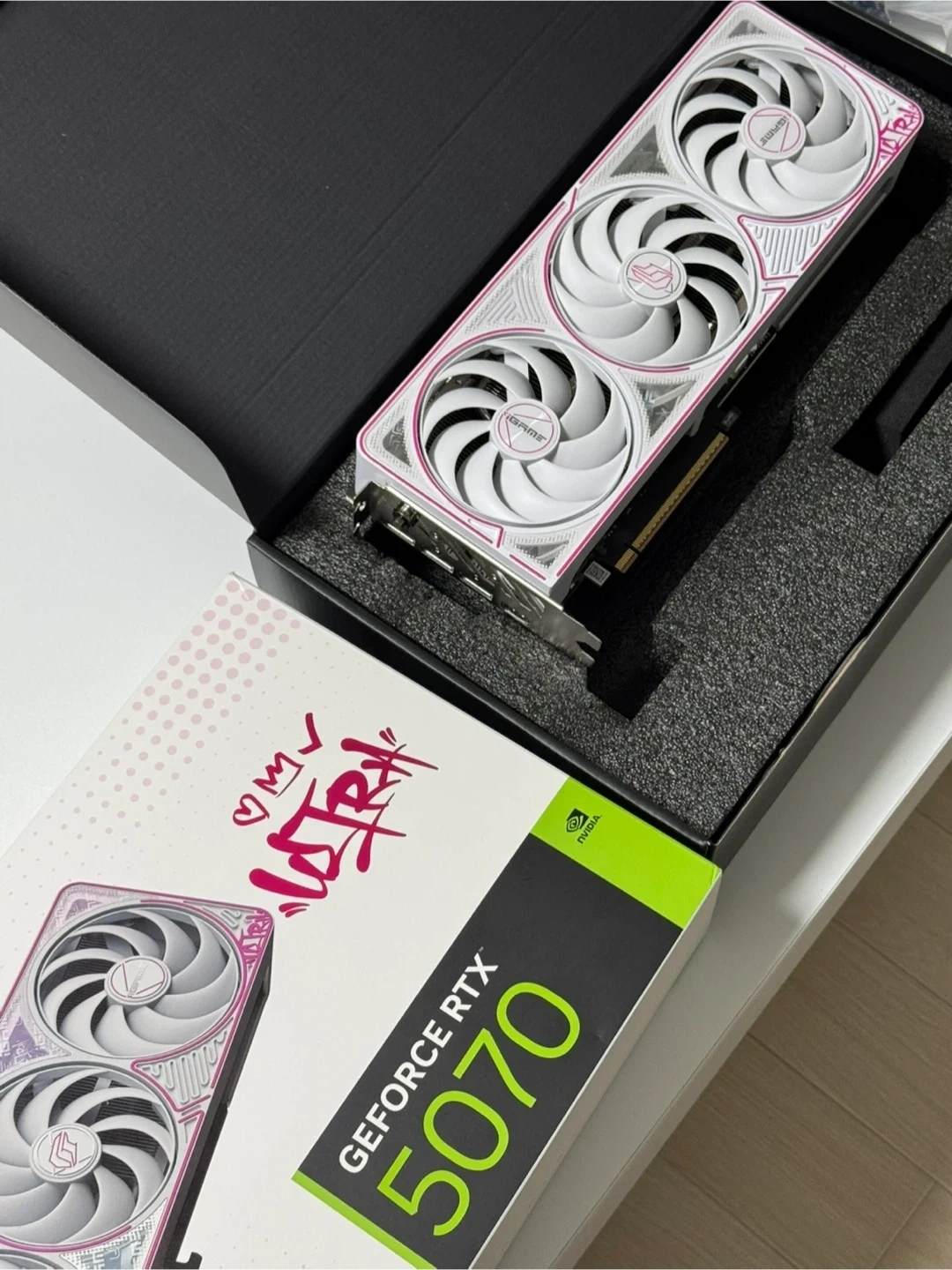 컬러풀 RTX 5070 울트라 화이트 OC